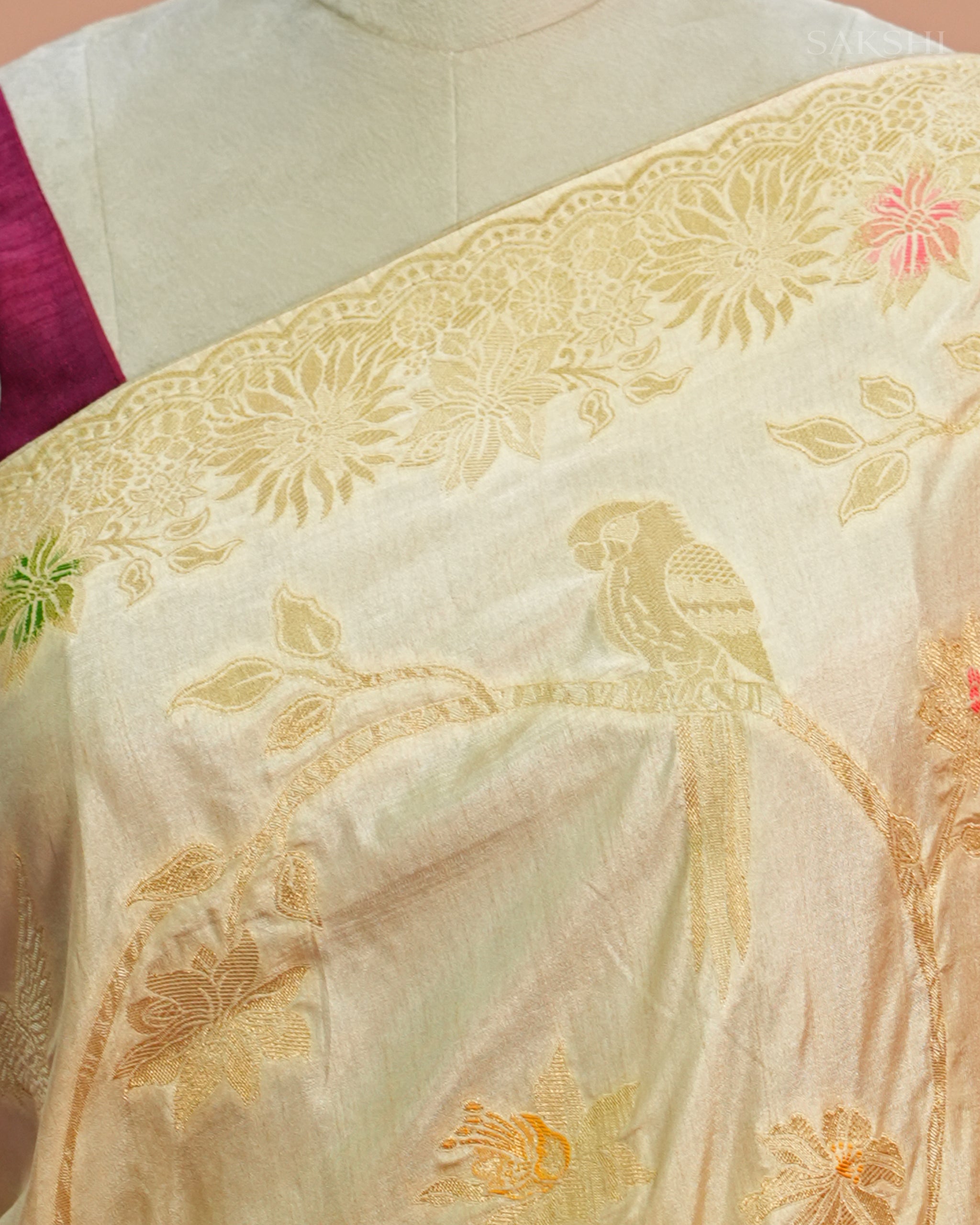 Signature Regal Parrot your Vibe in Gold